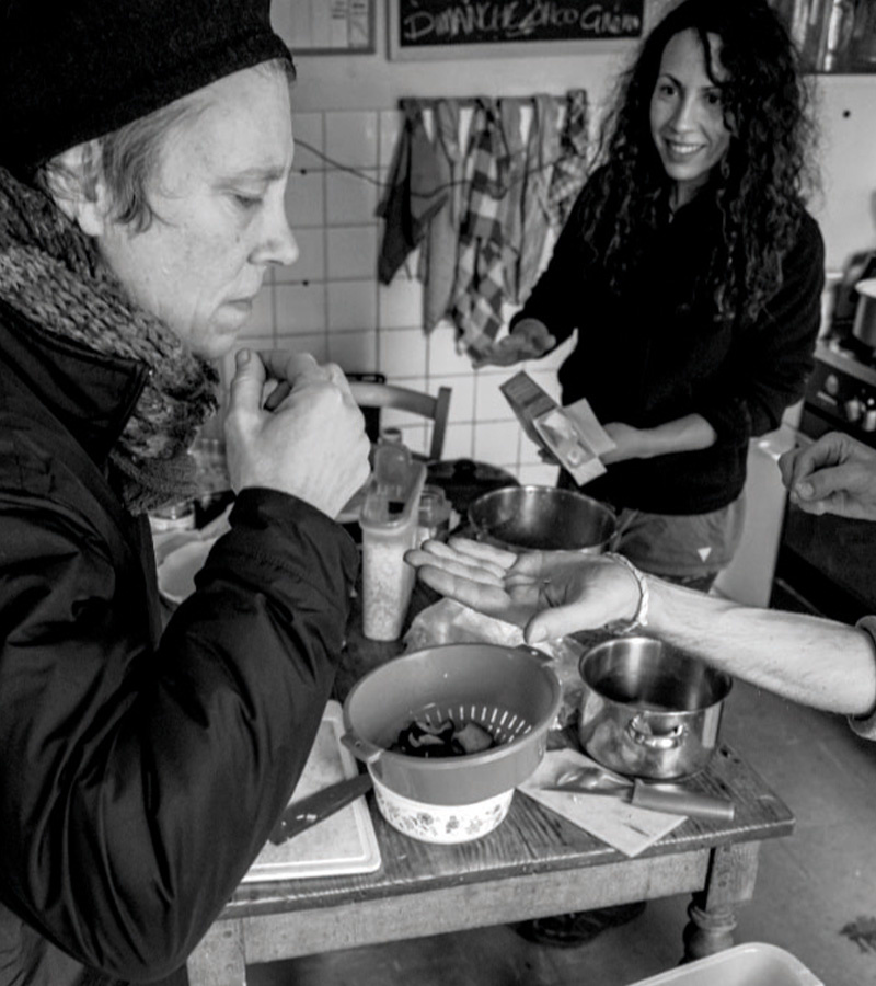 affiche du film L’indispensable invisible, paroles et images de bénévoles